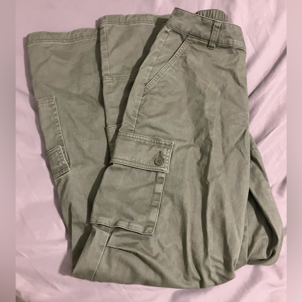 Wild fable cargo pants, dark green color. Fit nicely and never worn, size xs